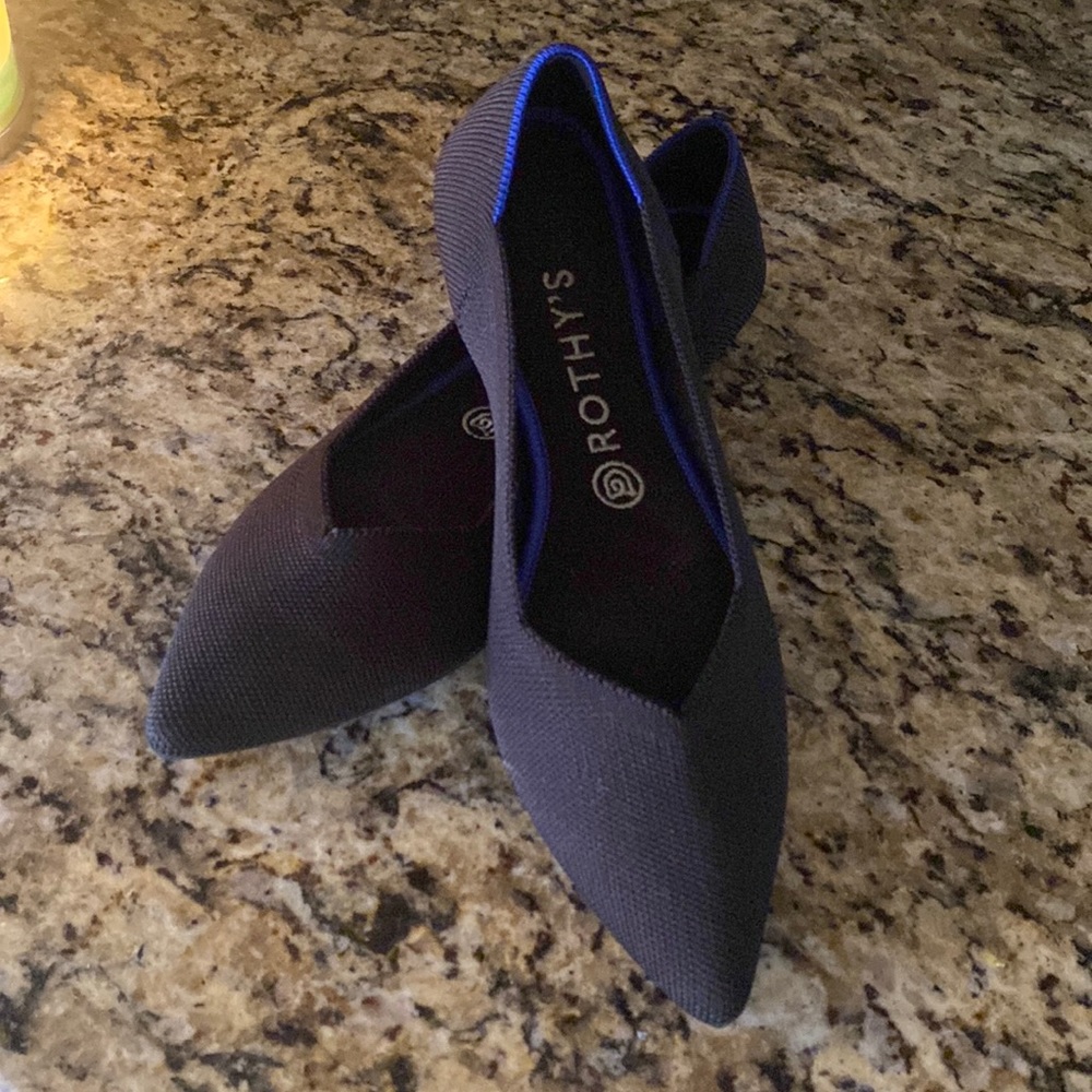 Rothy’s black point heathered black shoes